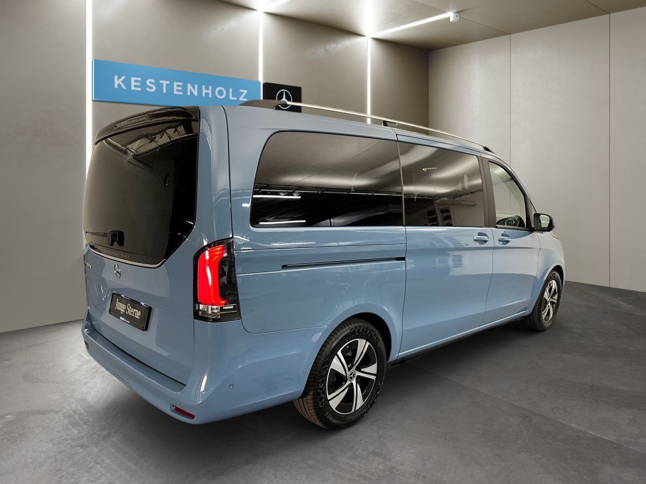 Mercedes-Benz State Glow 2025 г. Синий, пробег 13869 км