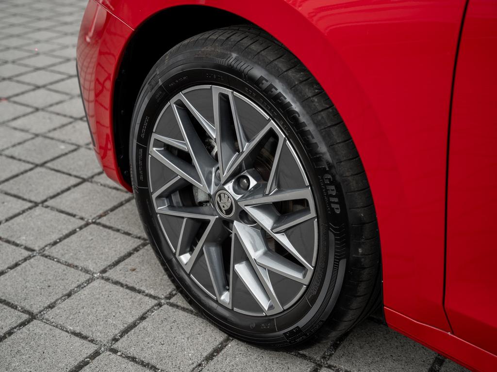Skoda Octavia 2023 г. Красный, пробег 46000 км