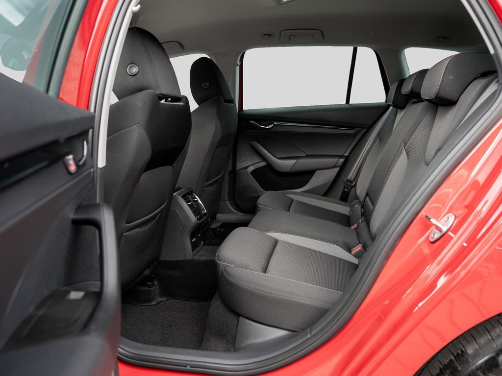 Skoda Octavia 2023 г. Красный, пробег 46000 км