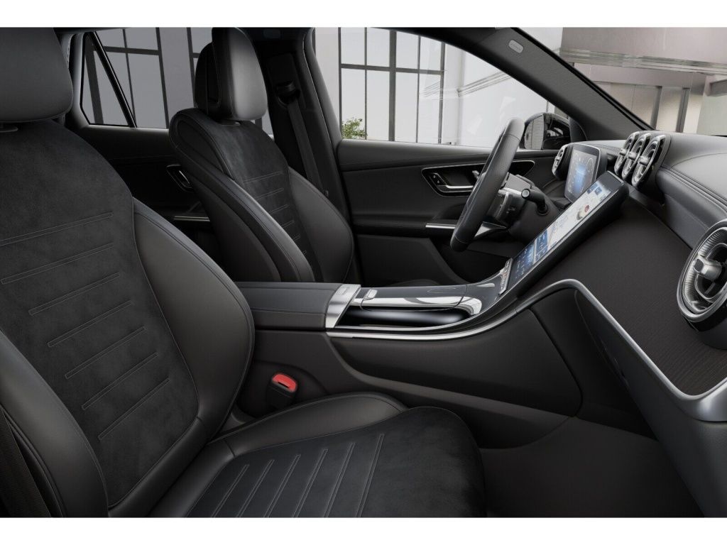 Mercedes-Benz GLC 300 2024 г. Чёрный, пробег 24290 км
