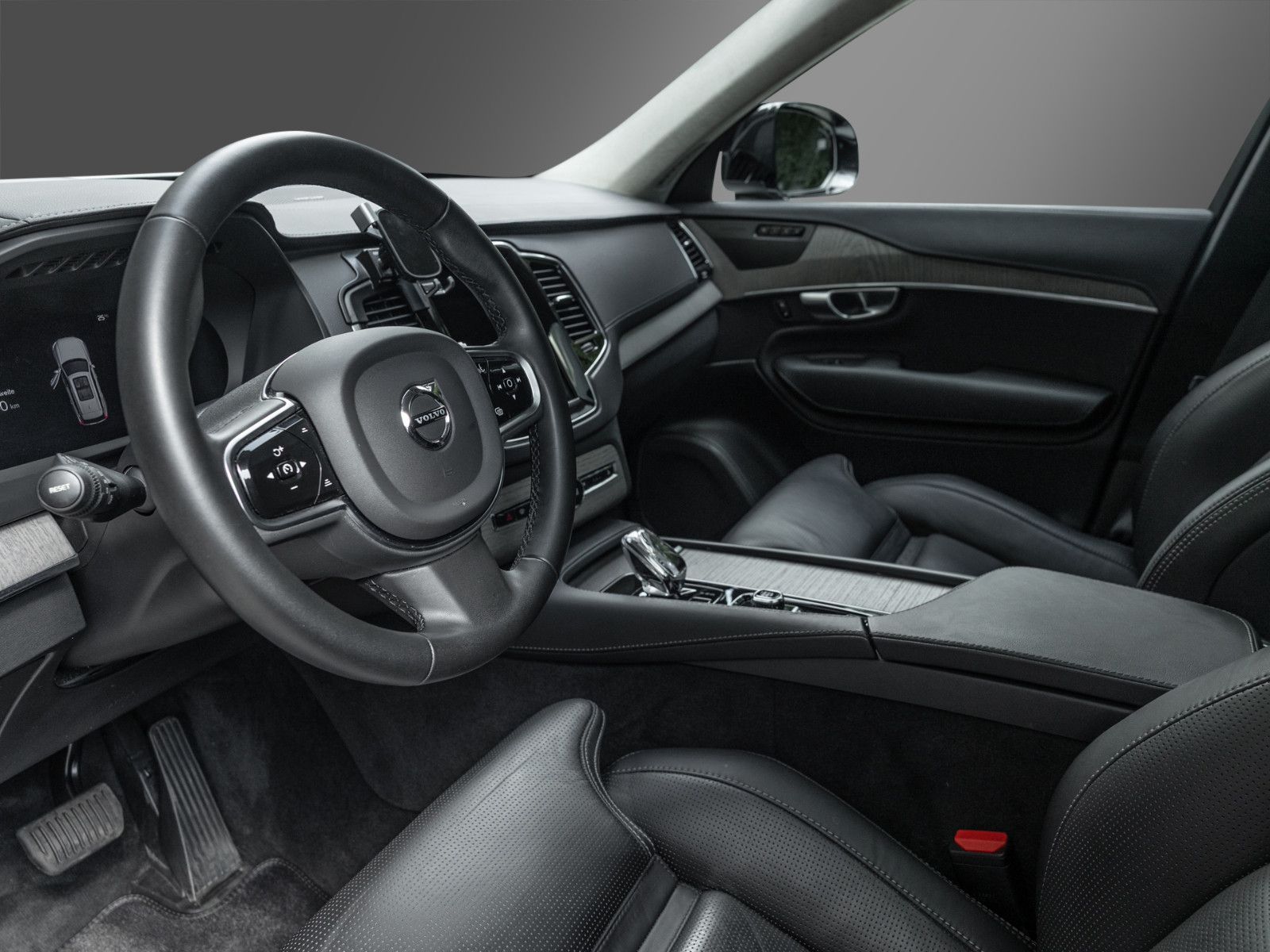 Volvo XC90 2023 г. Белый, пробег 53330 км