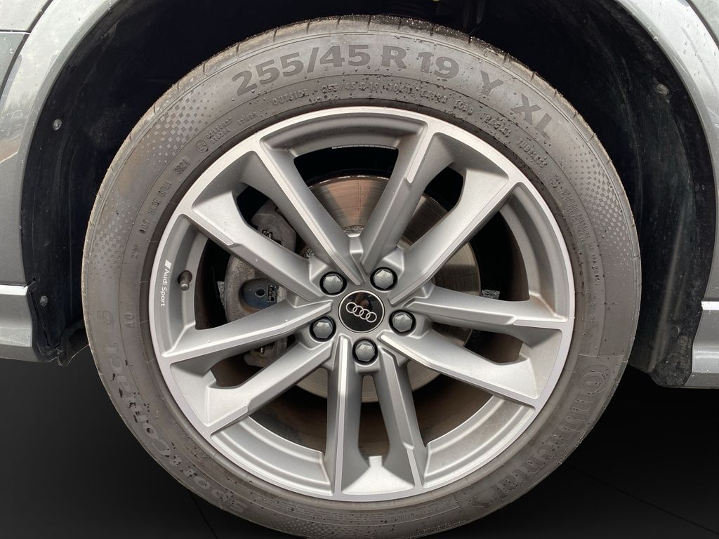 Audi Q3 2025 г. Серый, пробег 28645 км
