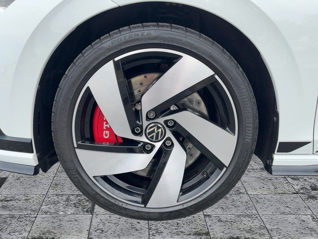 Volkswagen Golf 2024 г. Белый, пробег 21713 км