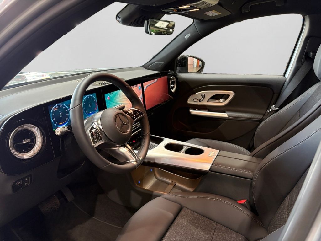 Mercedes-Benz GLB 200 2026 г. Серебристый, пробег 9900 км