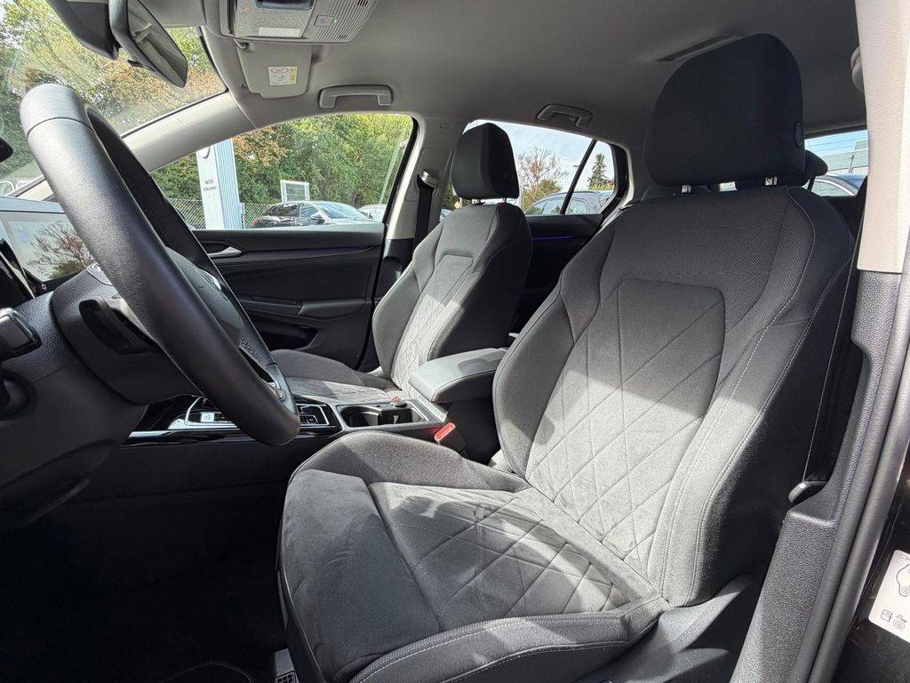 Volkswagen Golf 2024 г. Чёрный, пробег 31694 км