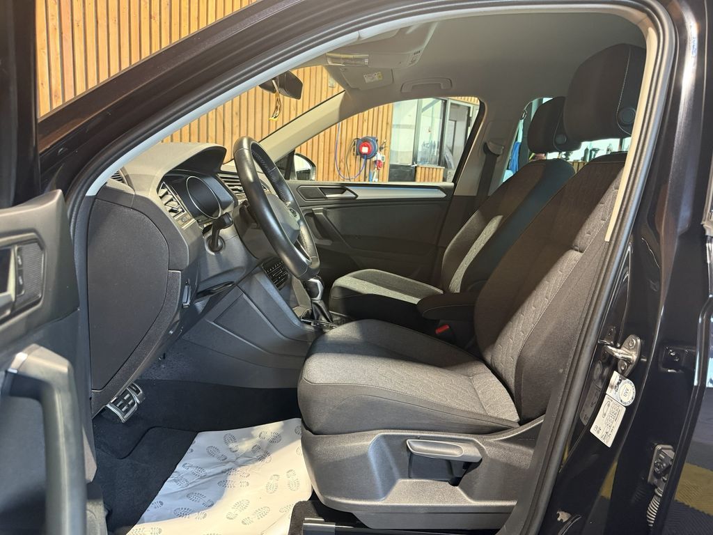 Volkswagen Tiguan 2023 г. Чёрный, пробег 46490 км