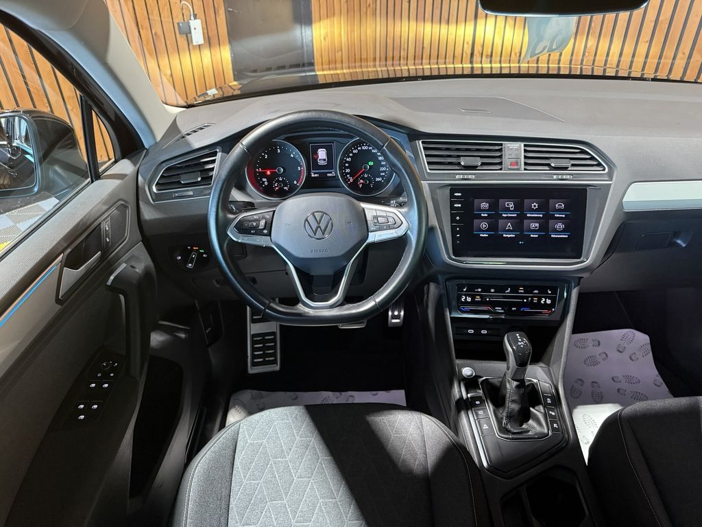 Volkswagen Tiguan 2023 г. Чёрный, пробег 46490 км