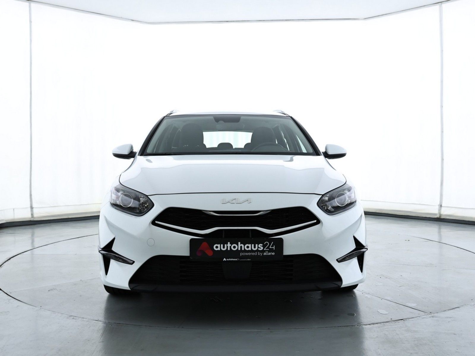 Kia CEE'D / CEED 2023 г. Белый, пробег 57277 км