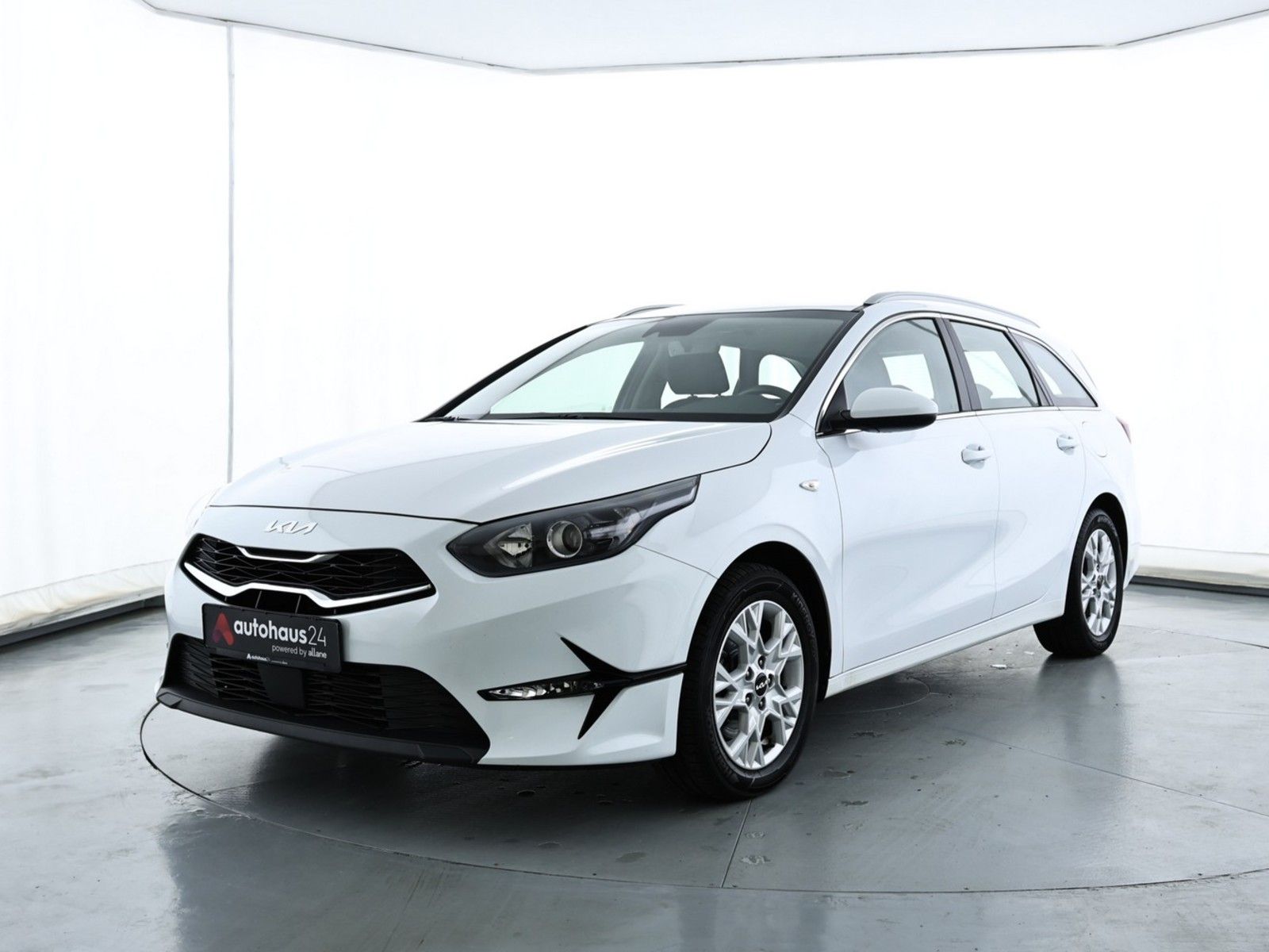 Kia CEE'D / CEED 2023 г. Белый, пробег 57277 км