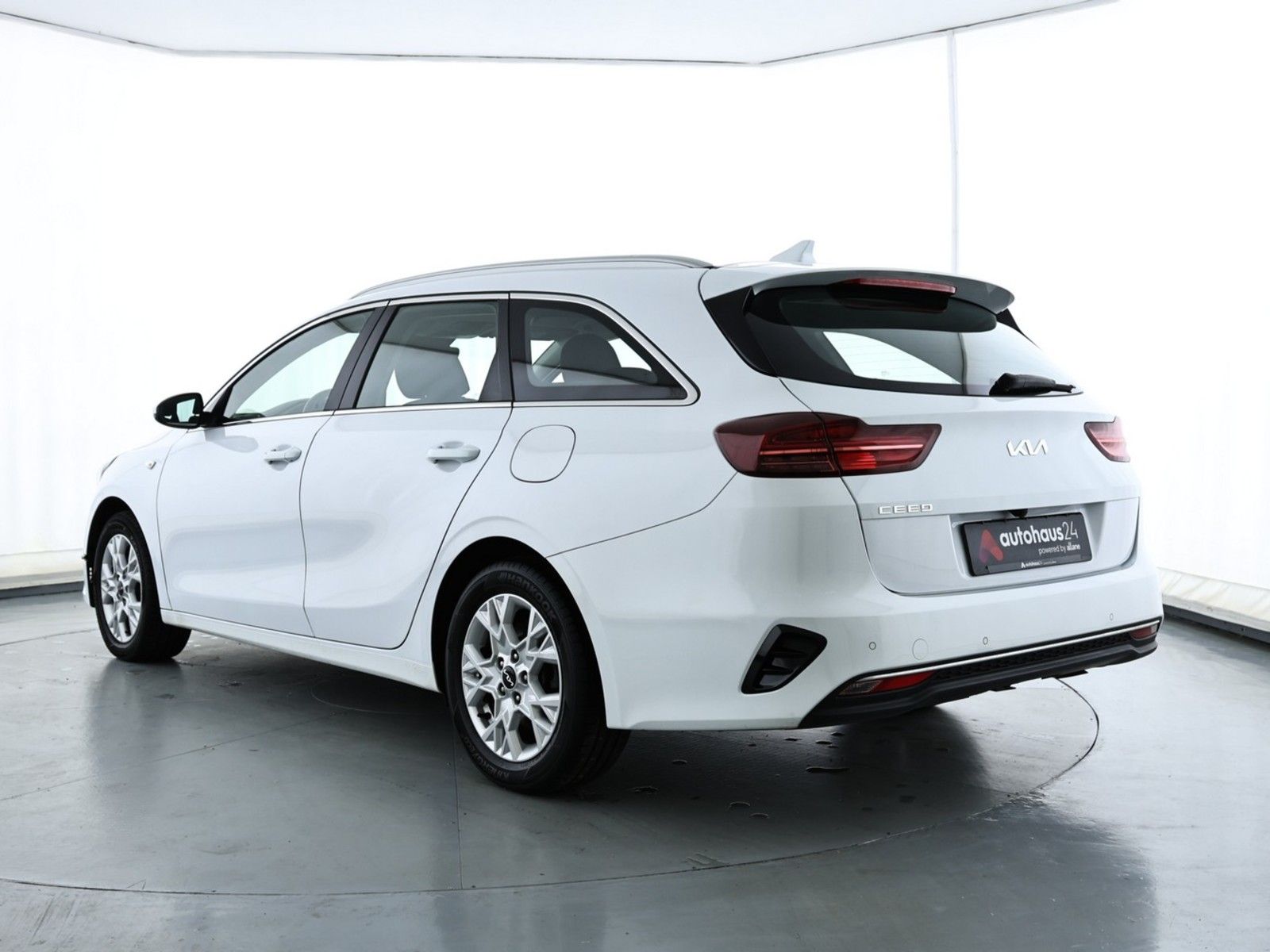 Kia CEE'D / CEED 2023 г. Белый, пробег 57277 км