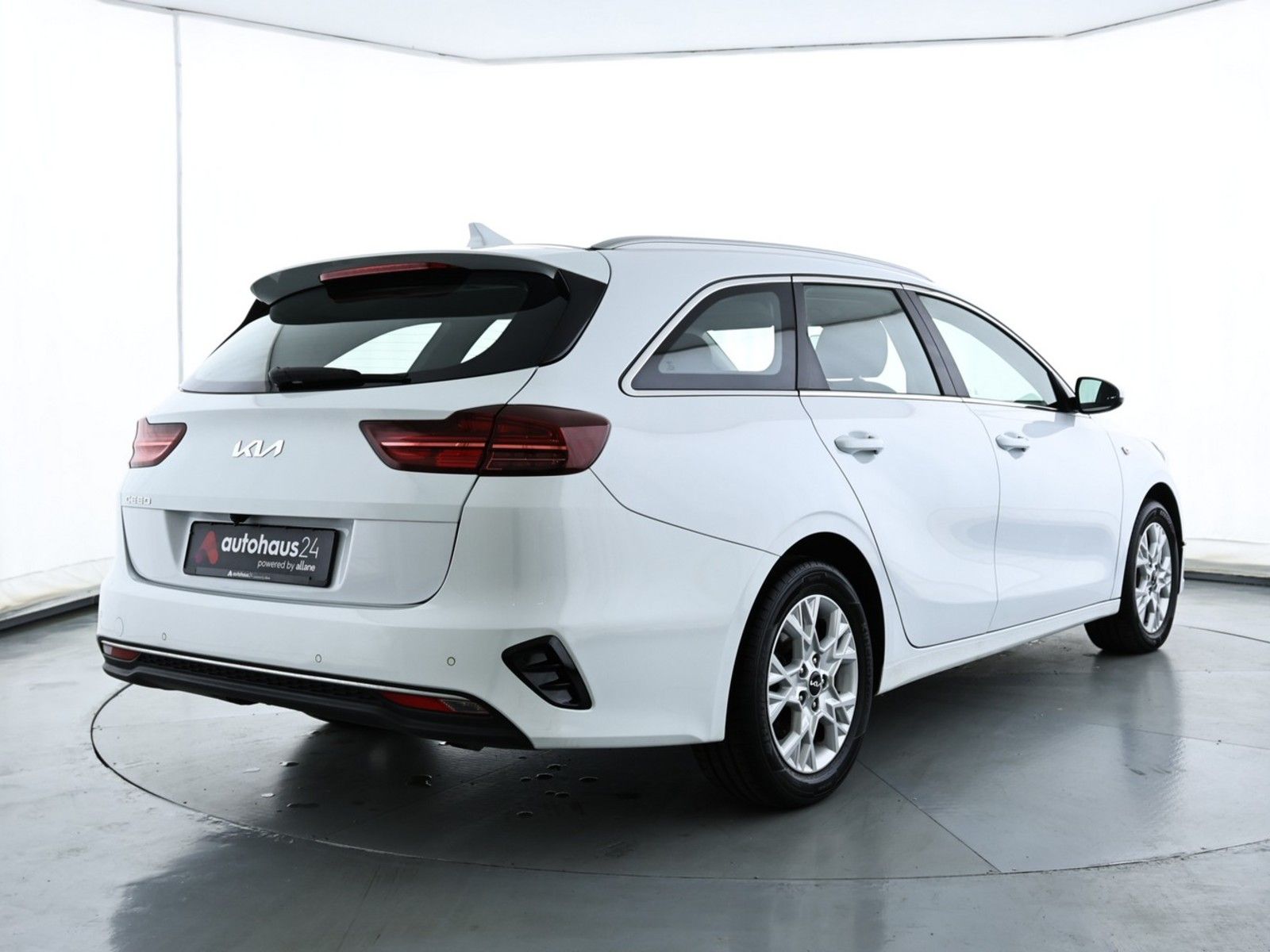 Kia CEE'D / CEED 2023 г. Белый, пробег 57277 км