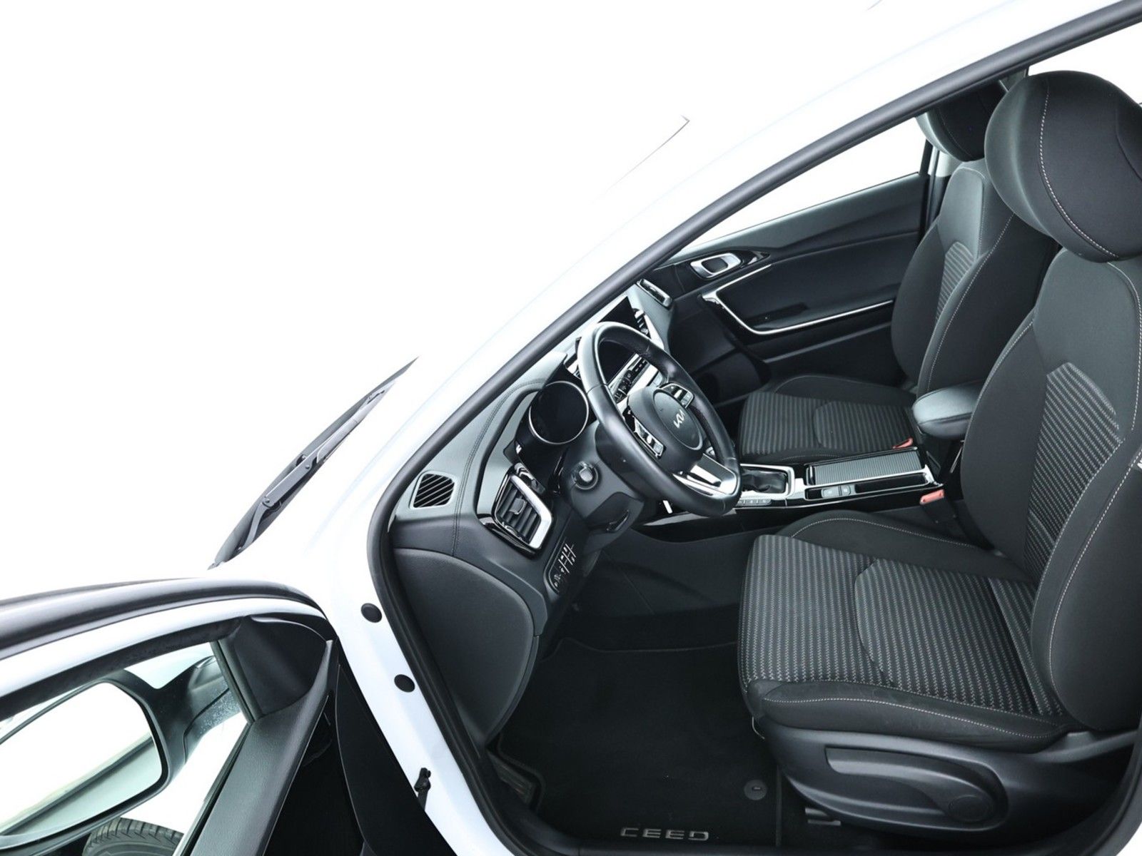 Kia CEE'D / CEED 2023 г. Белый, пробег 57277 км