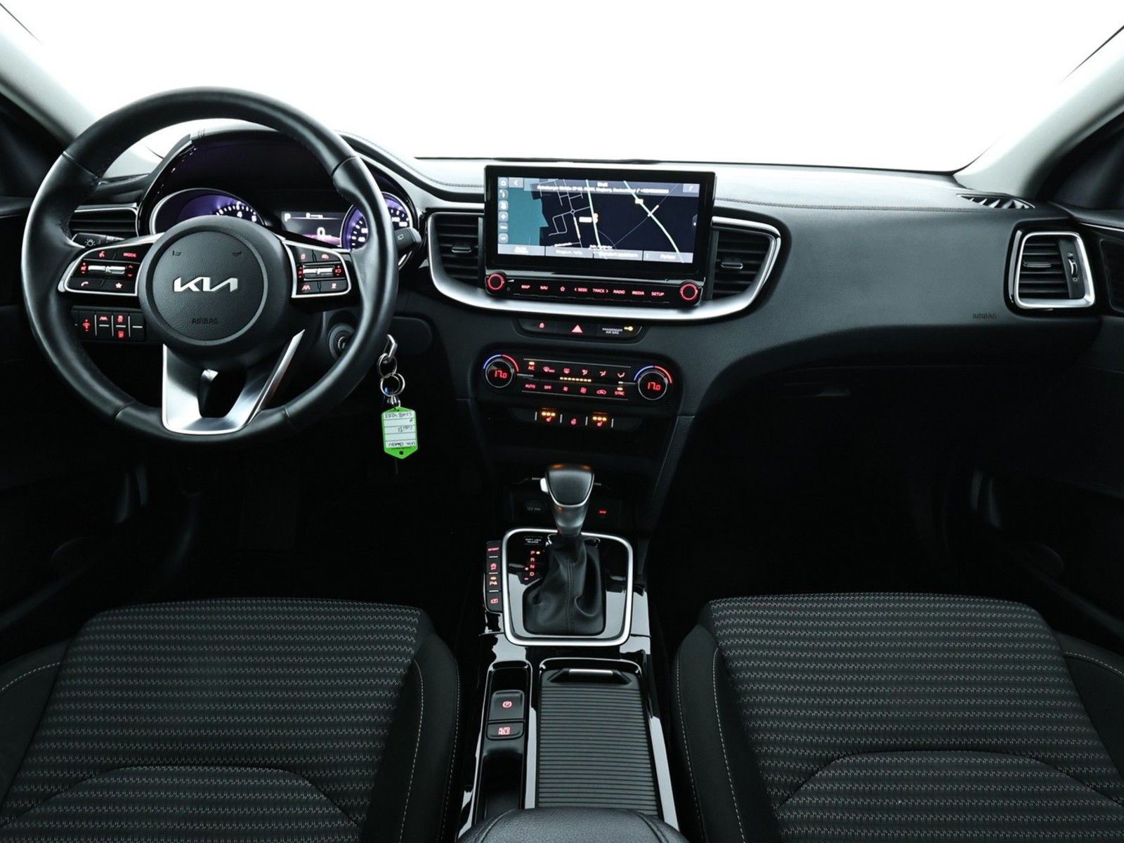 Kia CEE'D / CEED 2023 г. Белый, пробег 57277 км