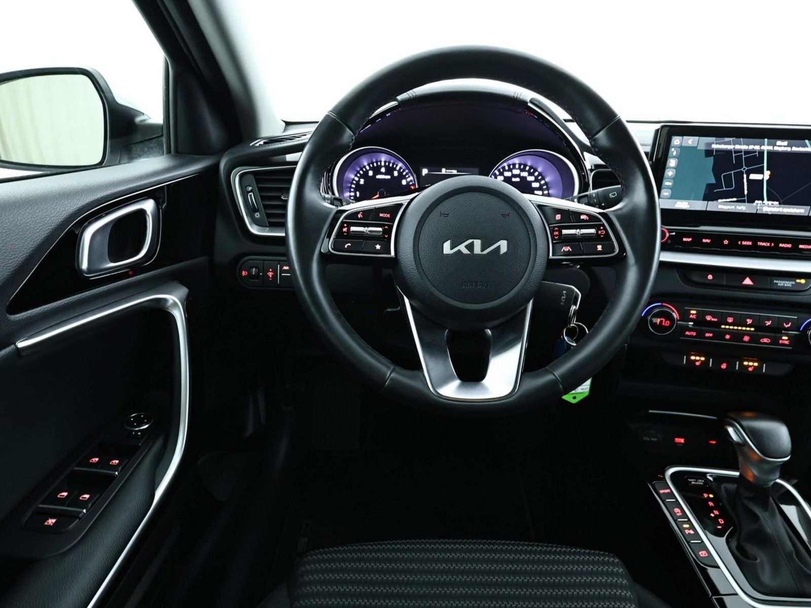 Kia CEE'D / CEED 2023 г. Белый, пробег 57277 км