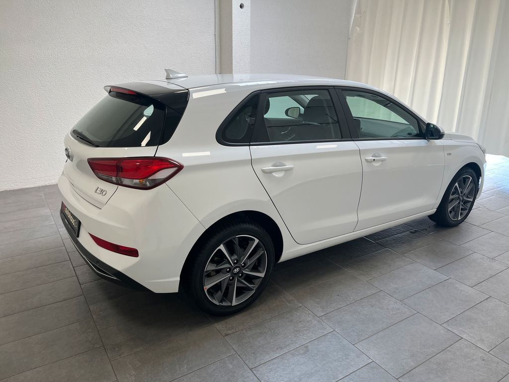 Hyundai i30 2022 г. Белый, пробег 48866 км