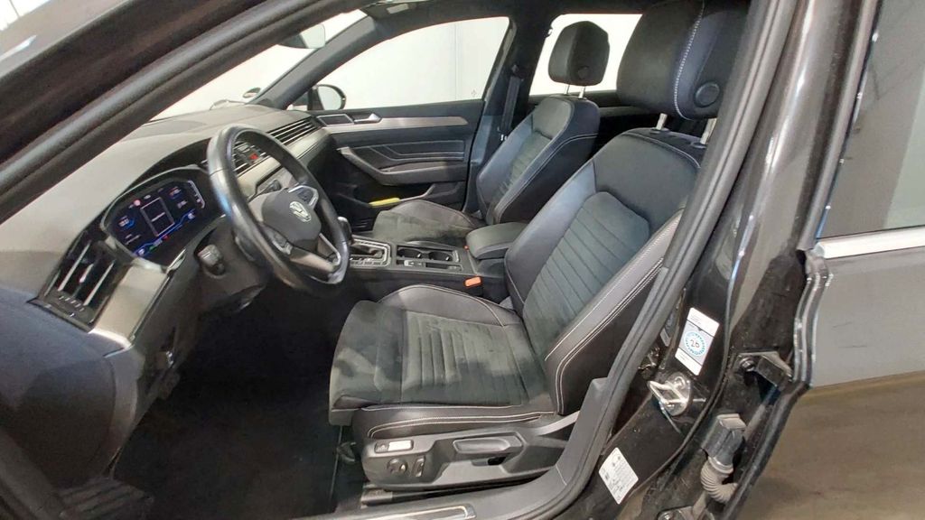 Volkswagen PASSAT VARIANT 2024 г. Серый, пробег 50000 км