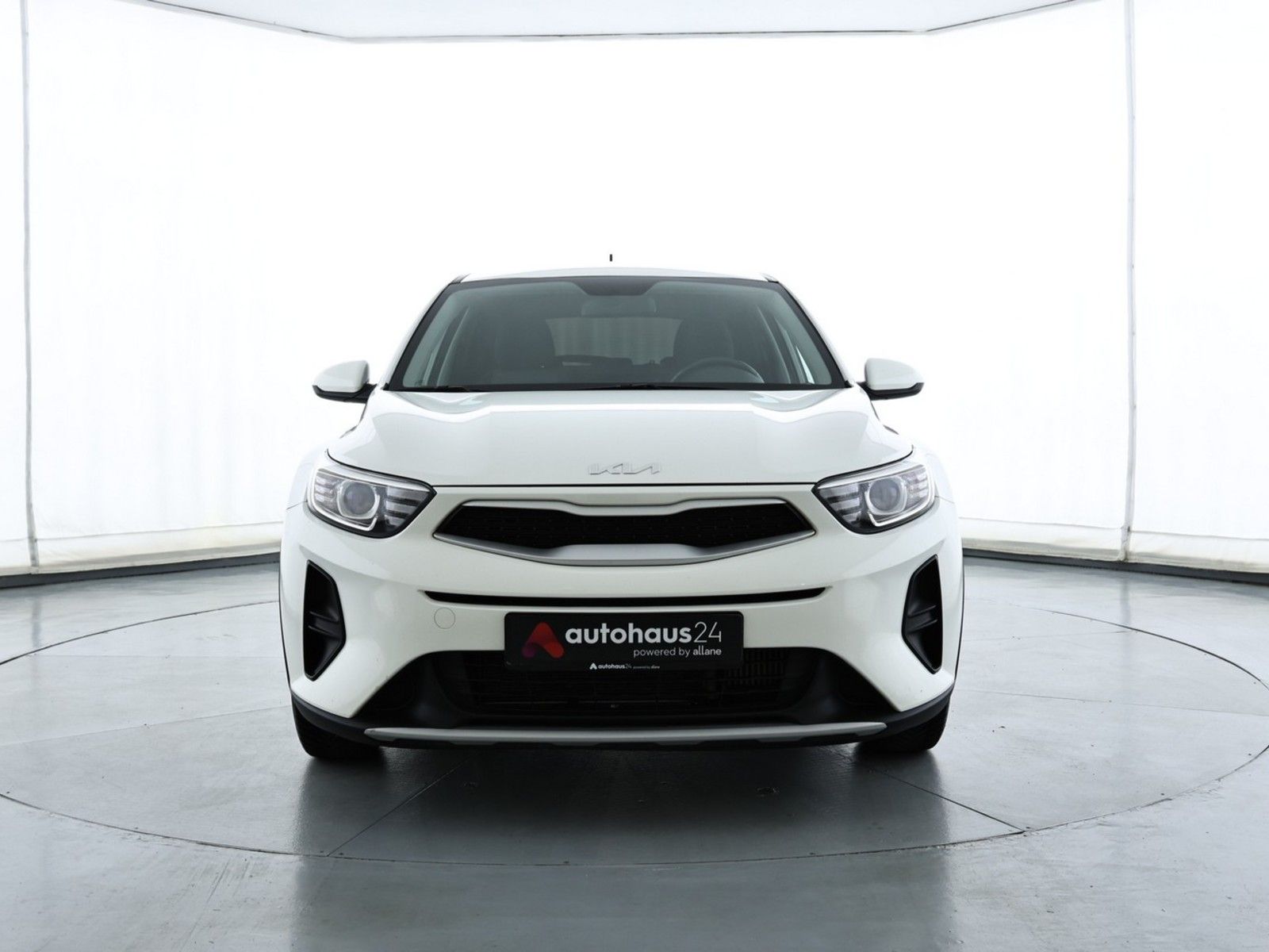 Kia Stonic 2023 г. Белый, пробег 57453 км