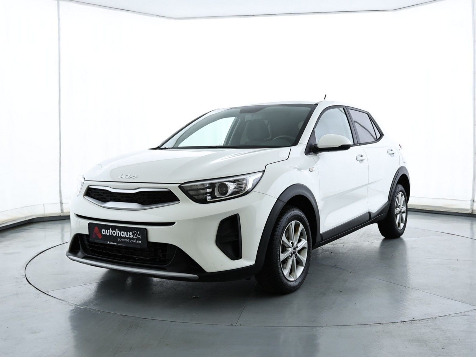 Kia Stonic 2023 г. Белый, пробег 57453 км