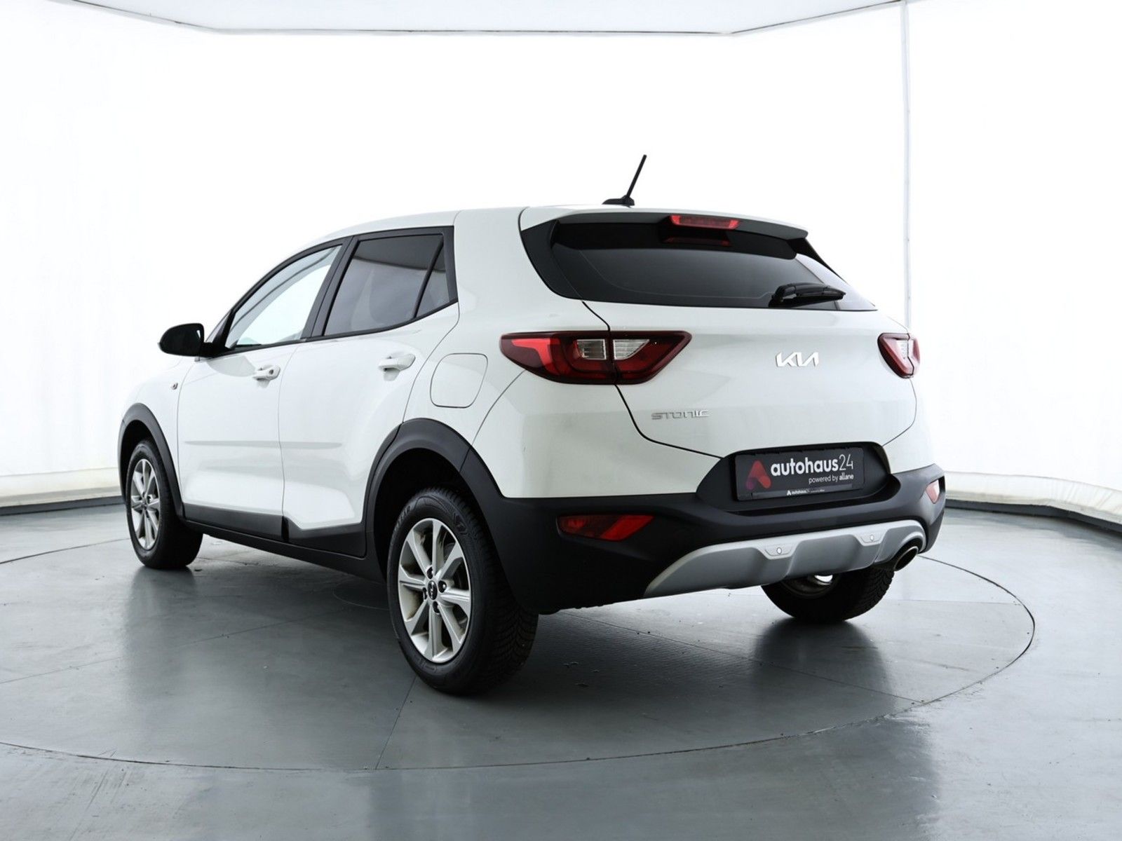 Kia Stonic 2023 г. Белый, пробег 57453 км