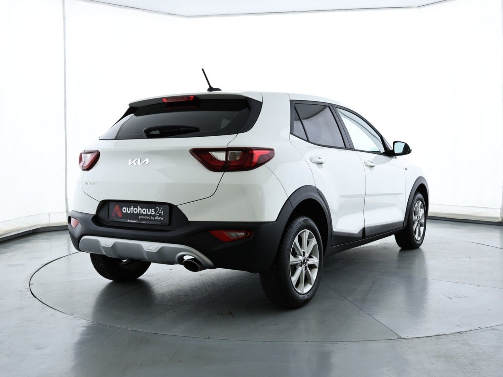 Kia Stonic 2023 г. Белый, пробег 57453 км