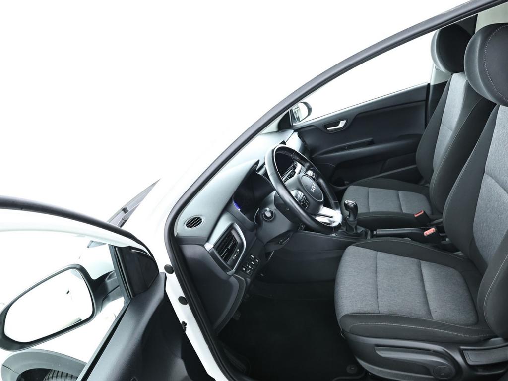 Kia Stonic 2023 г. Белый, пробег 57453 км