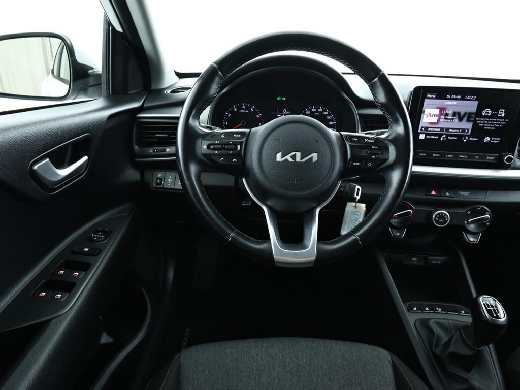 Kia Stonic 2023 г. Белый, пробег 57453 км
