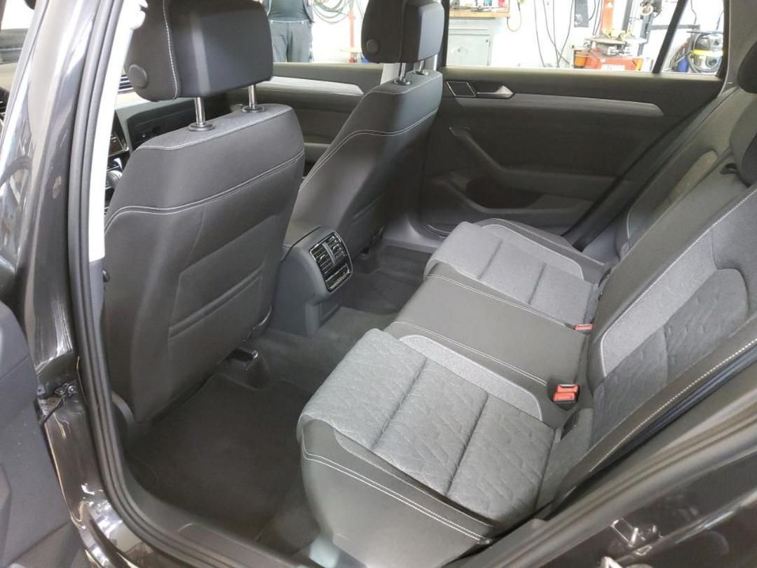 Volkswagen PASSAT VARIANT 2023 г. Серый, пробег 17689 км