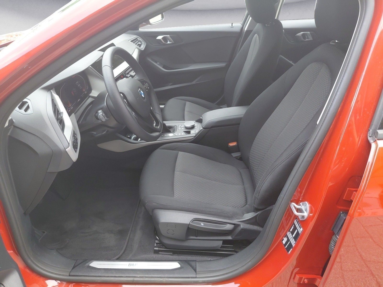 BMW 118 2023 г. Красный, пробег 34914 км