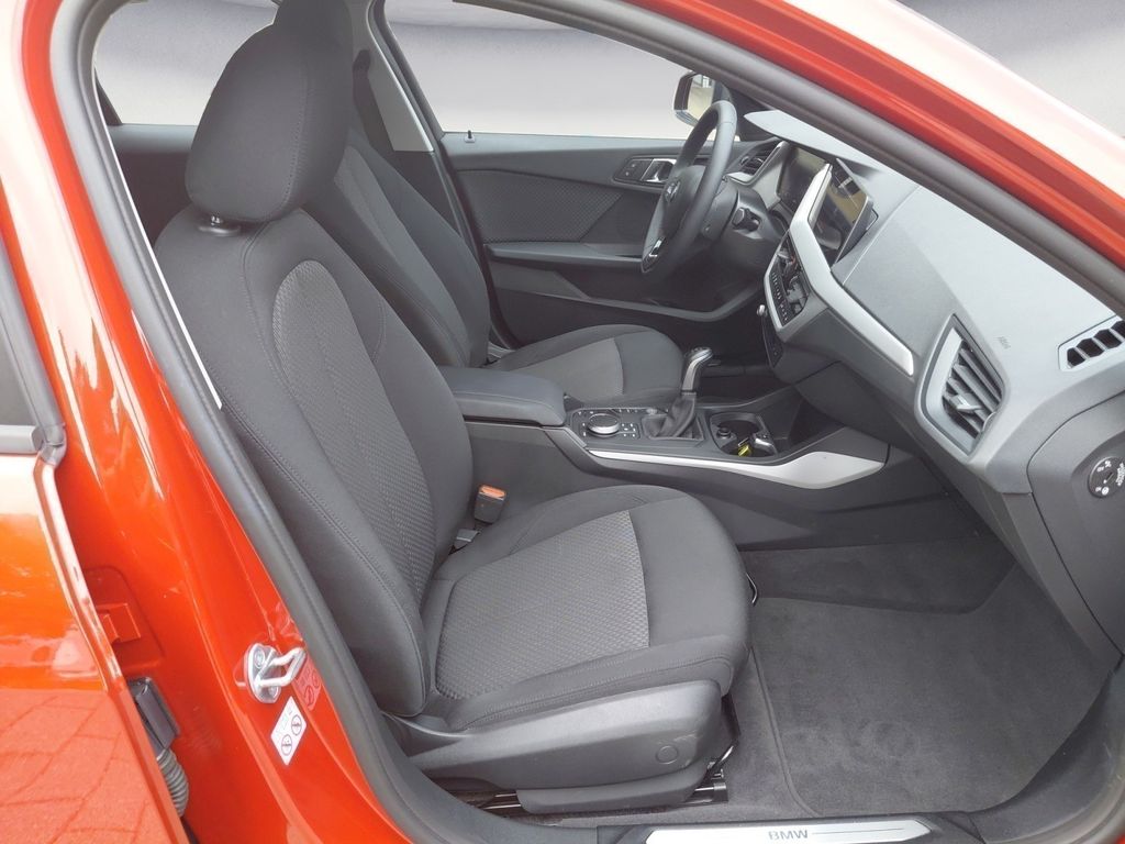 BMW 118 2023 г. Красный, пробег 34914 км