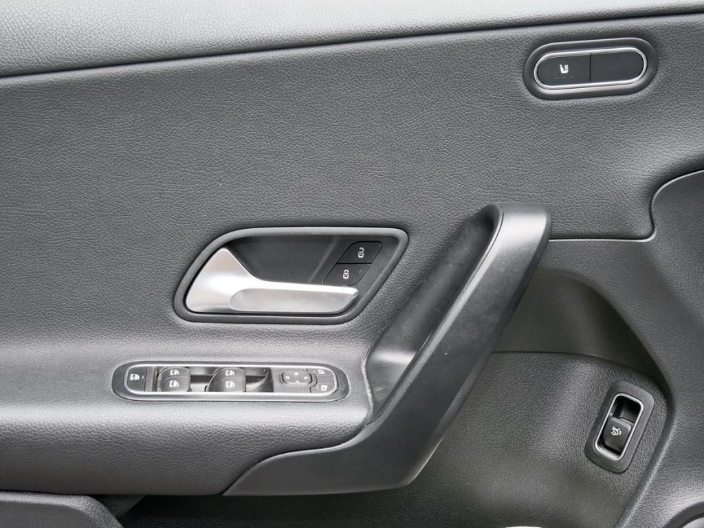 Mercedes-Benz A 180 2022 г. Чёрный, пробег 40500 км