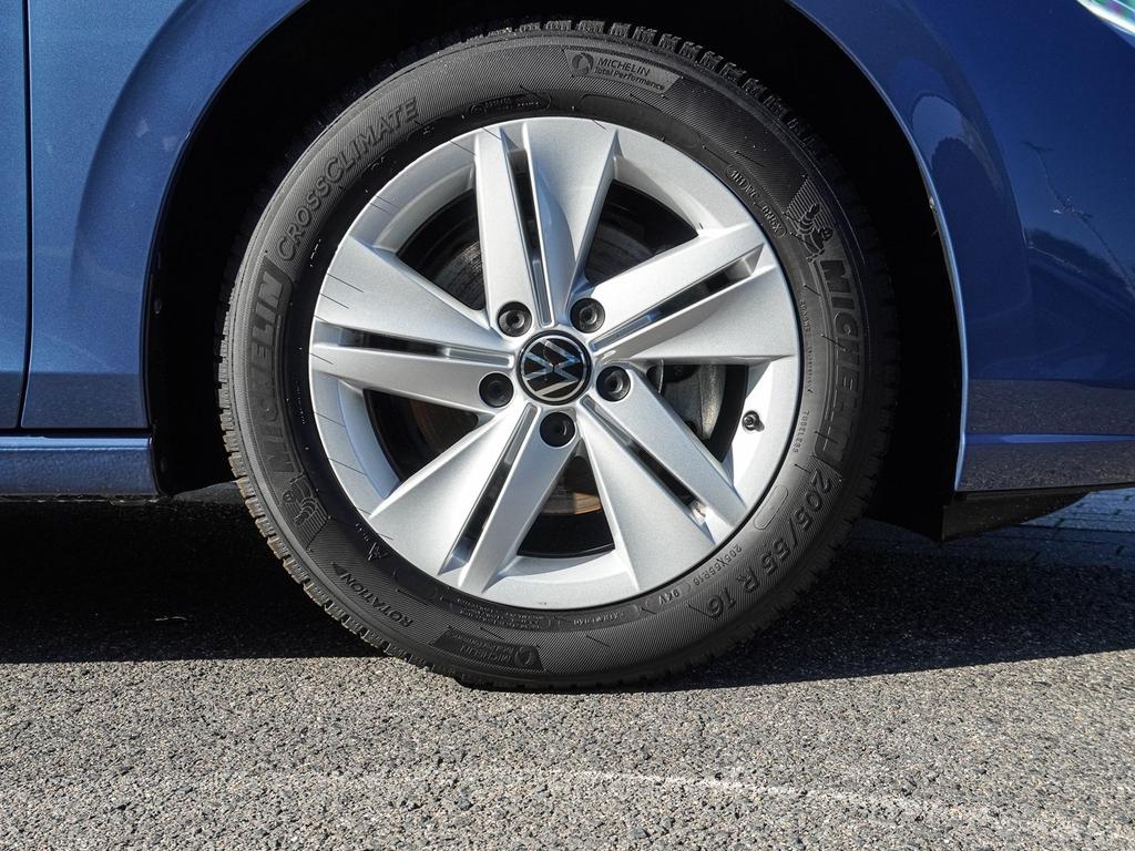 Volkswagen Golf 2025 г. Синий, пробег 15210 км