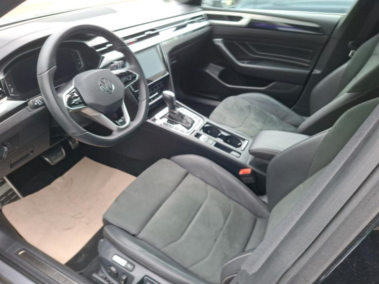 Volkswagen Arteon 2024 г. Серебристый, пробег 30279 км