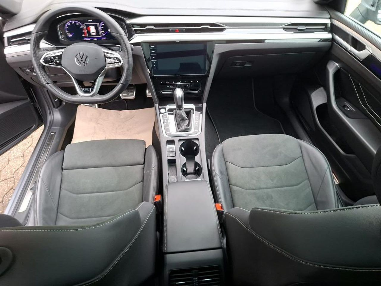 Volkswagen Arteon 2024 г. Серебристый, пробег 30279 км