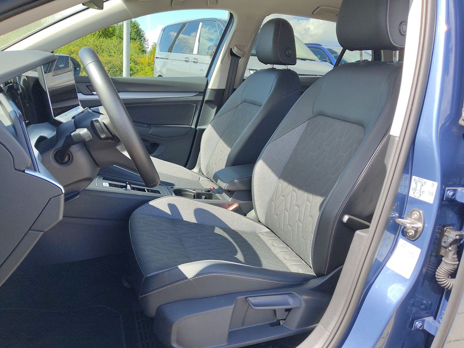 Volkswagen Golf 2025 г. Синий, пробег 19700 км