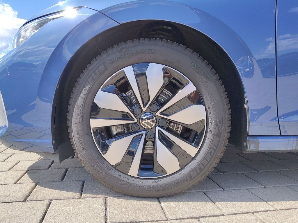 Volkswagen Golf 2025 г. Синий, пробег 19700 км