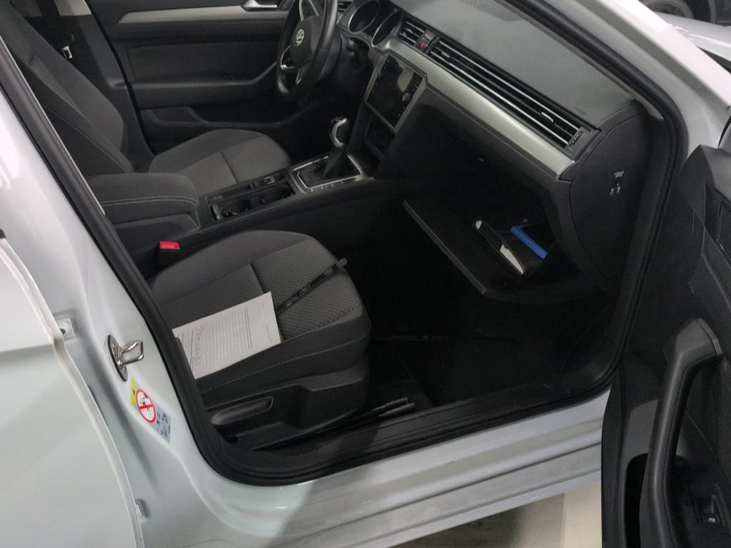 Volkswagen PASSAT VARIANT 2023 г. Белый, пробег 50158 км