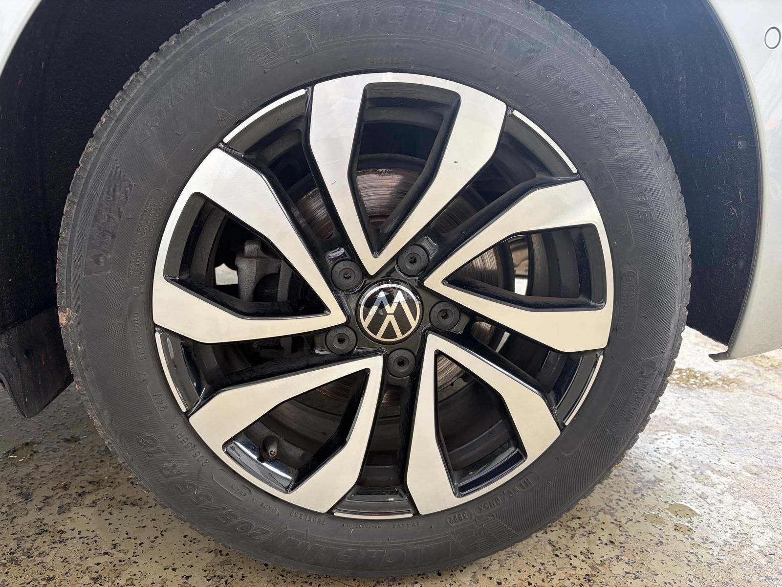 Volkswagen Golf 2023 г. Серебристый, пробег 56325 км