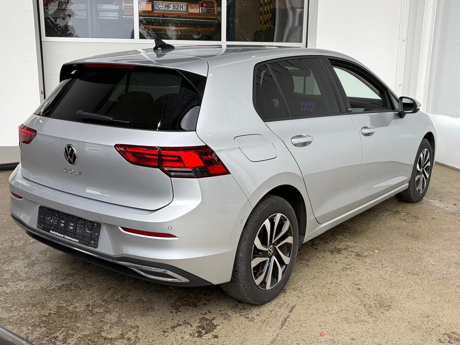 Volkswagen Golf 2023 г. Серебристый, пробег 56325 км
