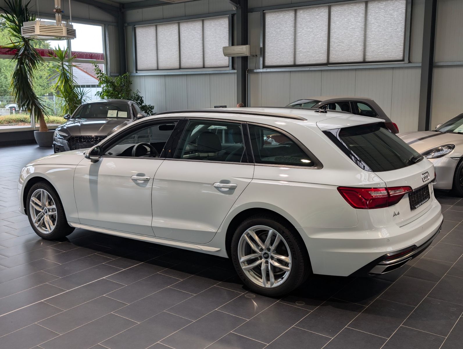 Audi A4 2023 г. Белый, пробег 53000 км