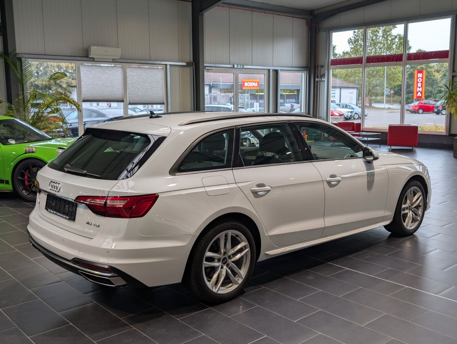 Audi A4 2023 г. Белый, пробег 53000 км