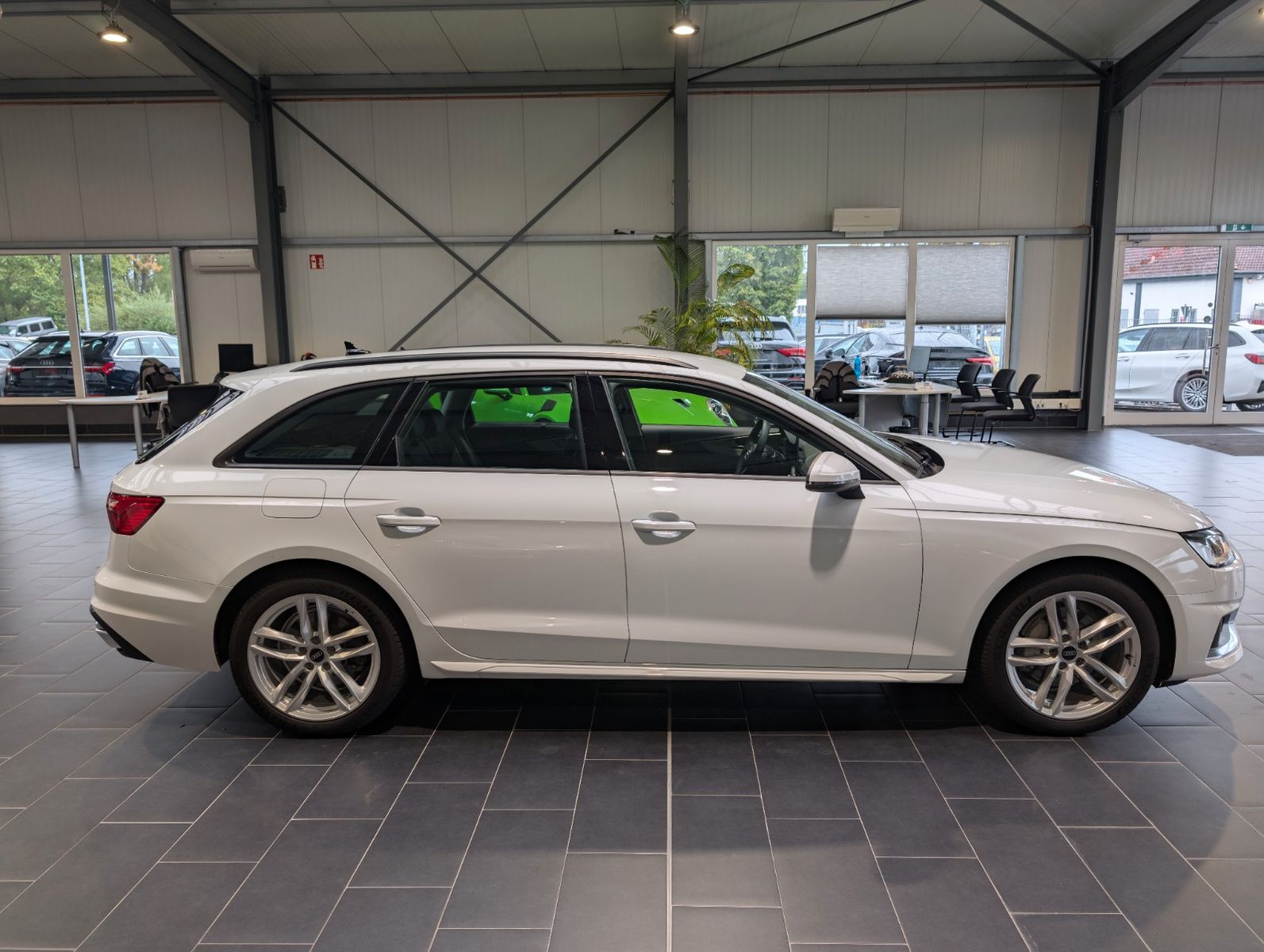 Audi A4 2023 г. Белый, пробег 53000 км