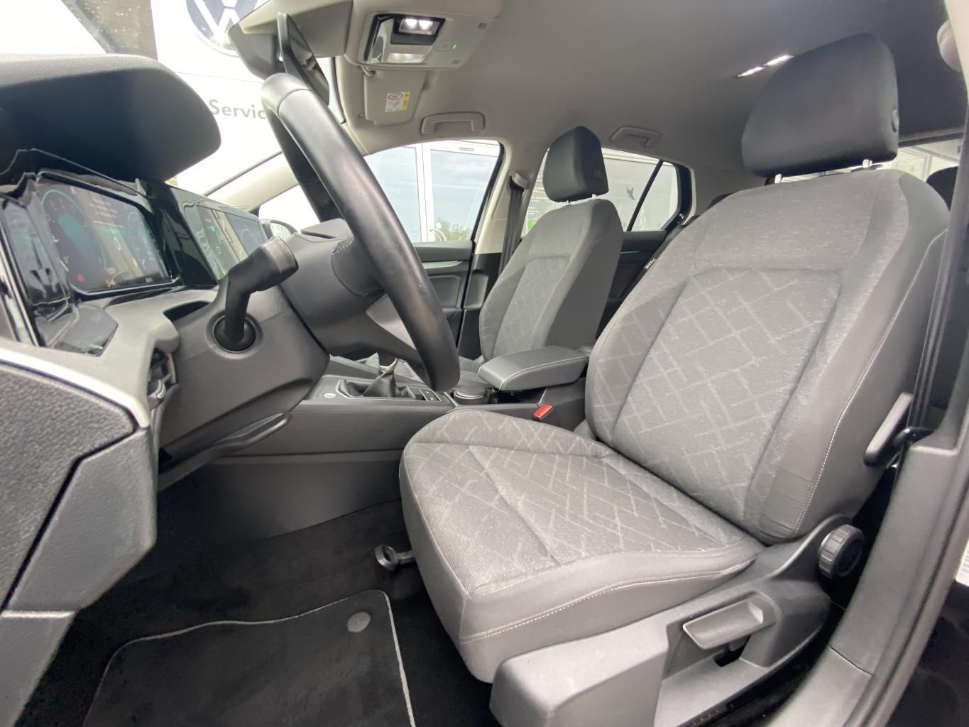Volkswagen Golf 2023 г. Чёрный, пробег 39459 км