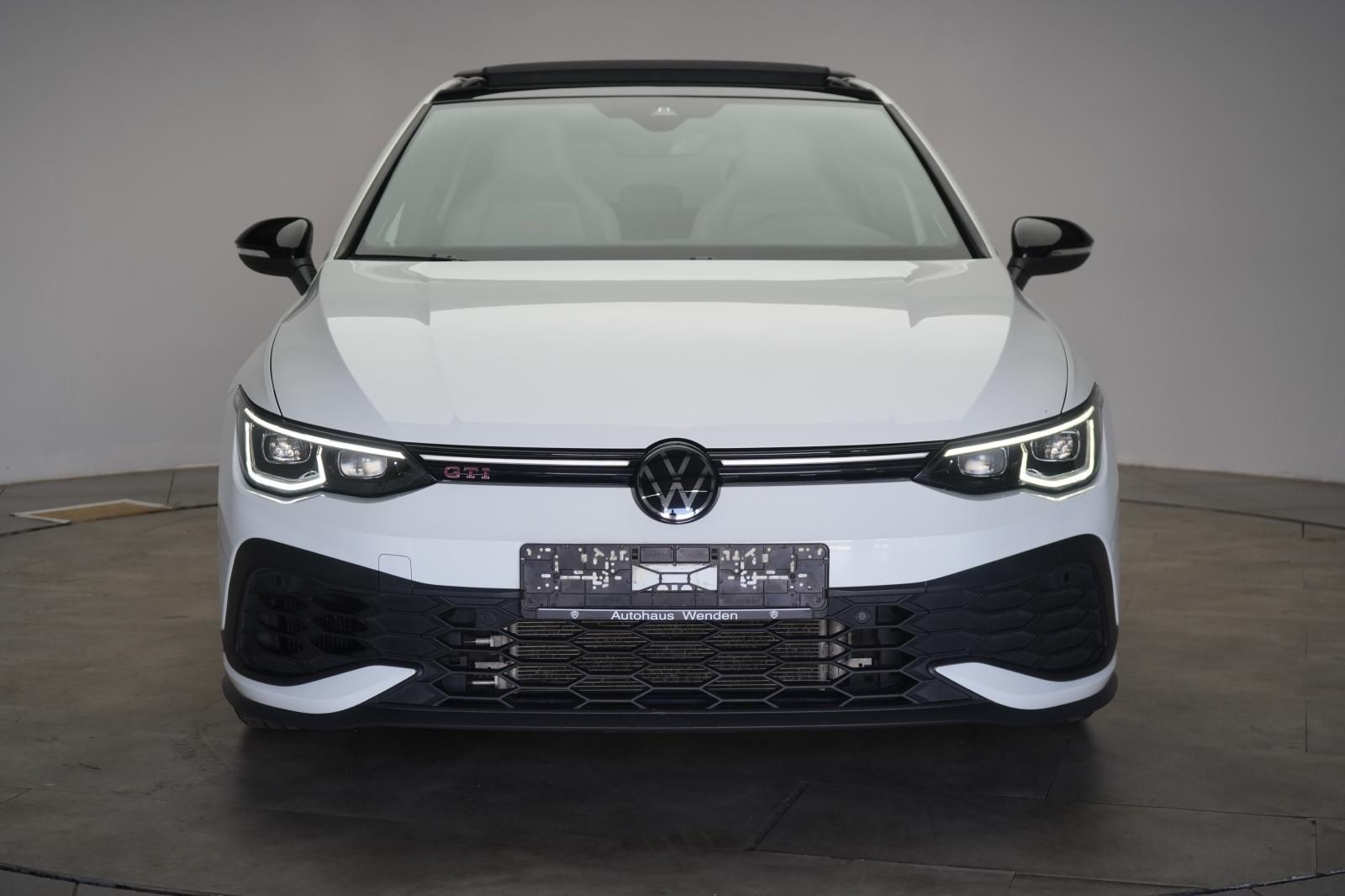 Volkswagen Golf 2023 г. Белый, пробег 38000 км