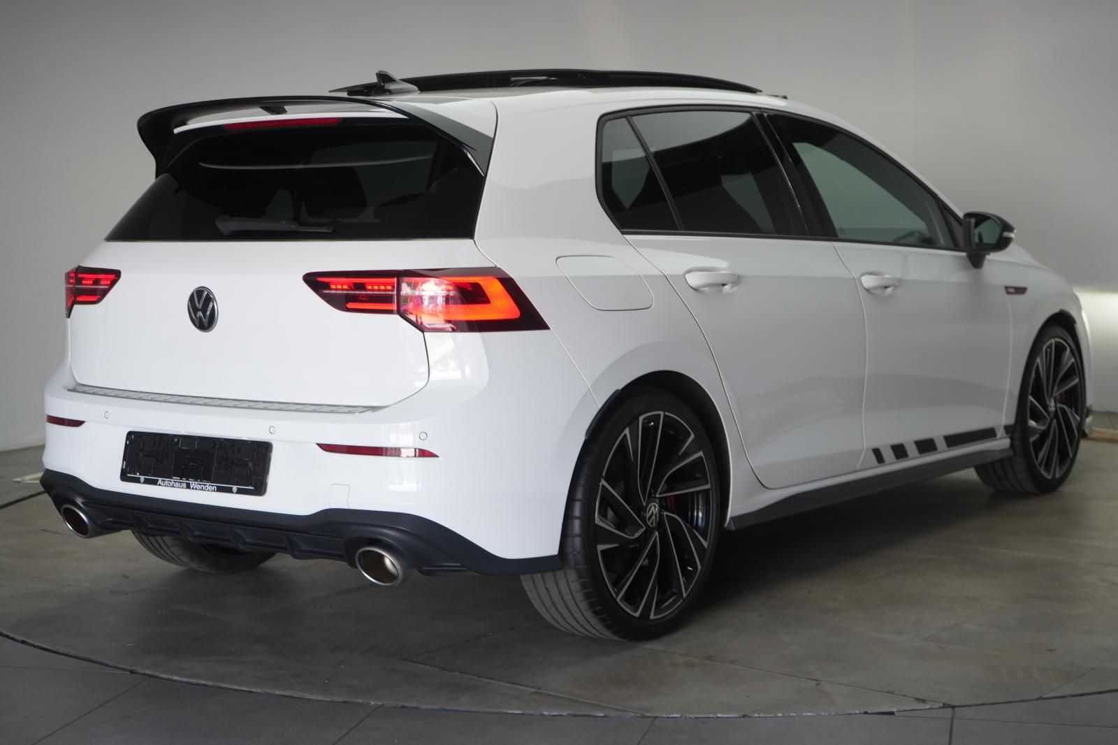 Volkswagen Golf 2023 г. Белый, пробег 38000 км