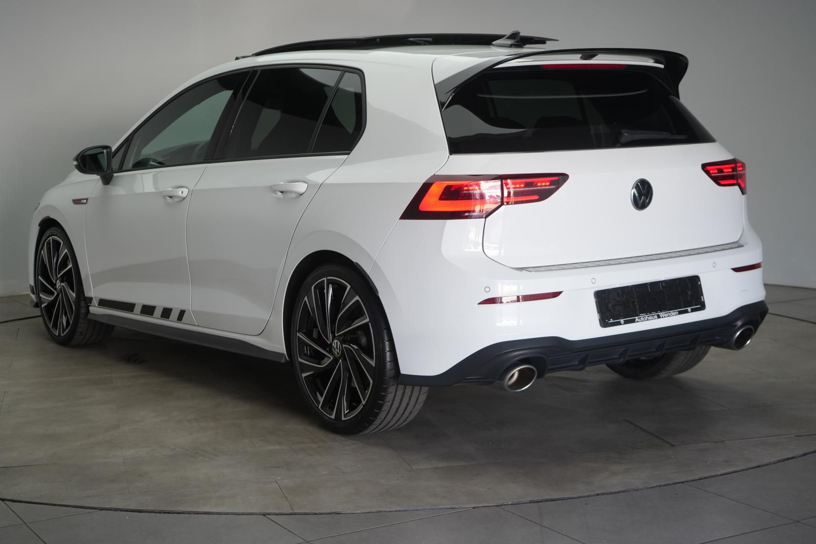Volkswagen Golf 2023 г. Белый, пробег 38000 км