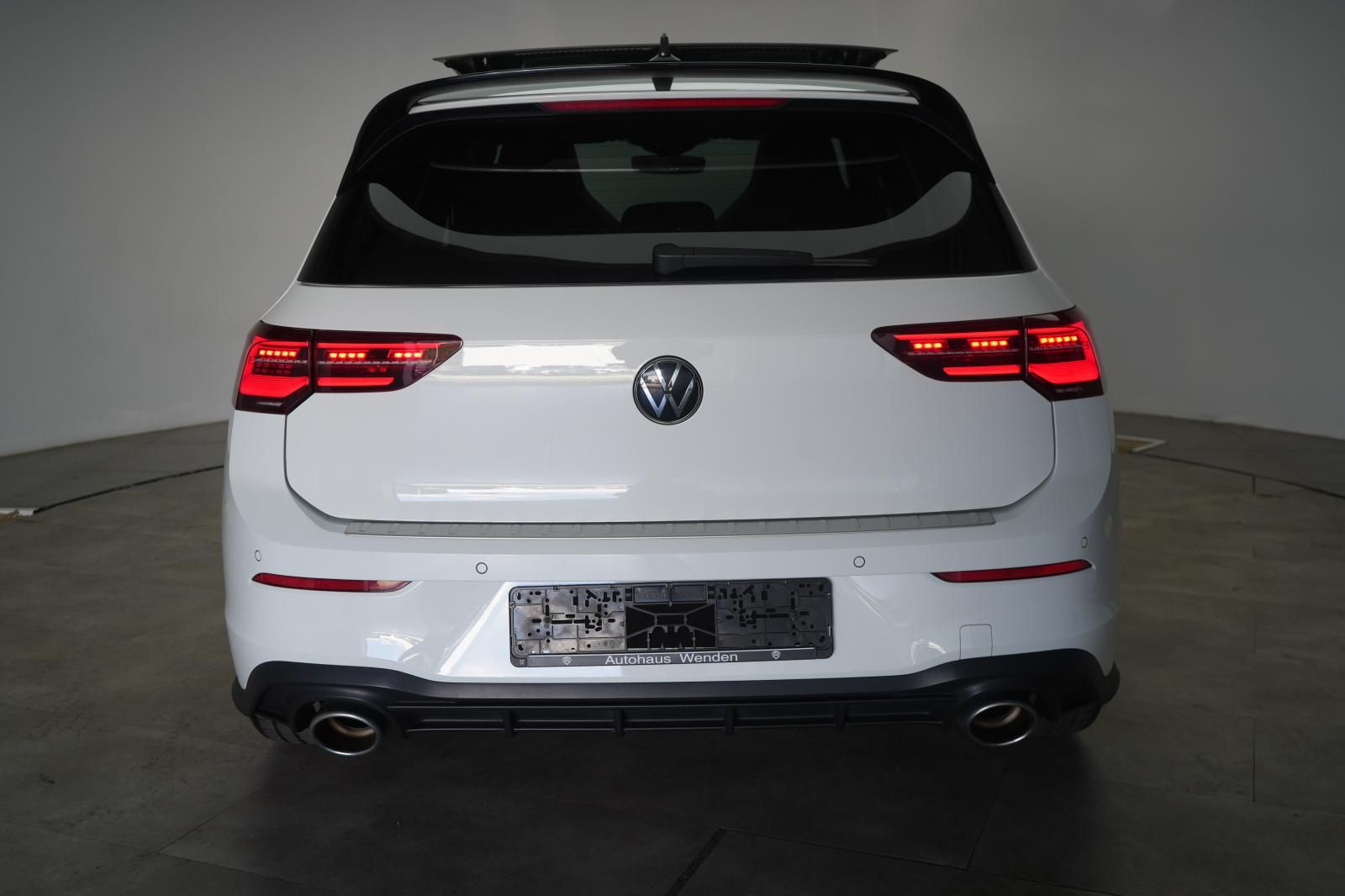Volkswagen Golf 2023 г. Белый, пробег 38000 км