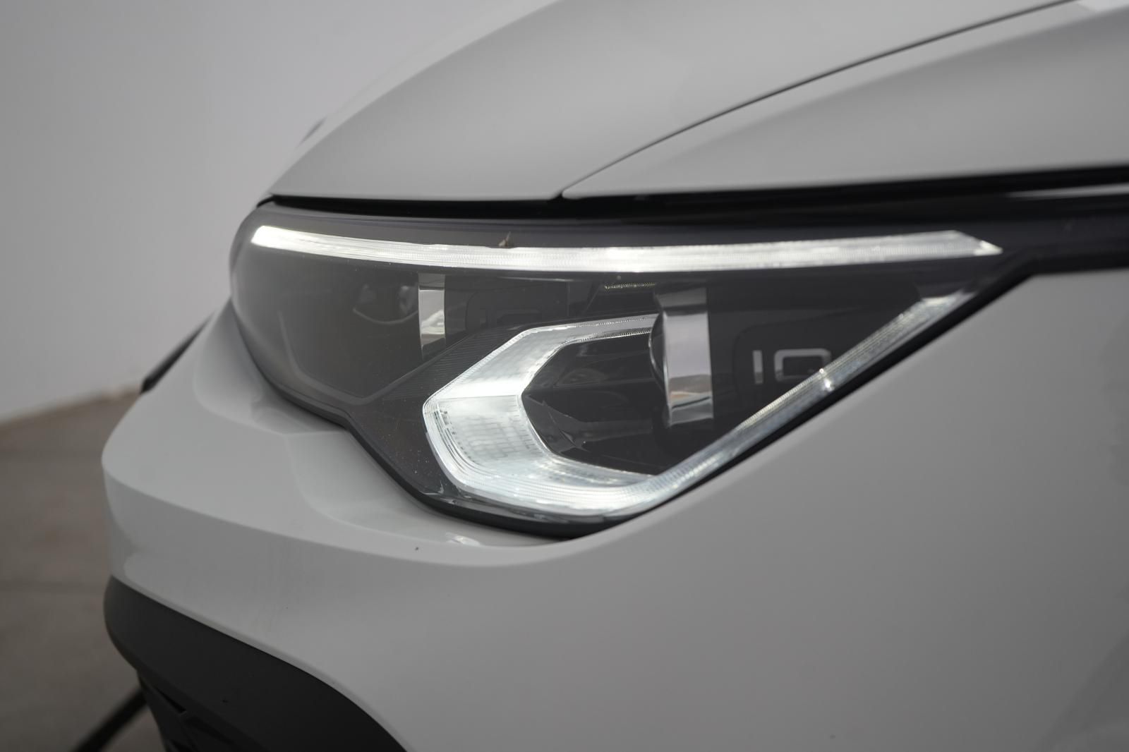 Volkswagen Golf 2023 г. Белый, пробег 38000 км