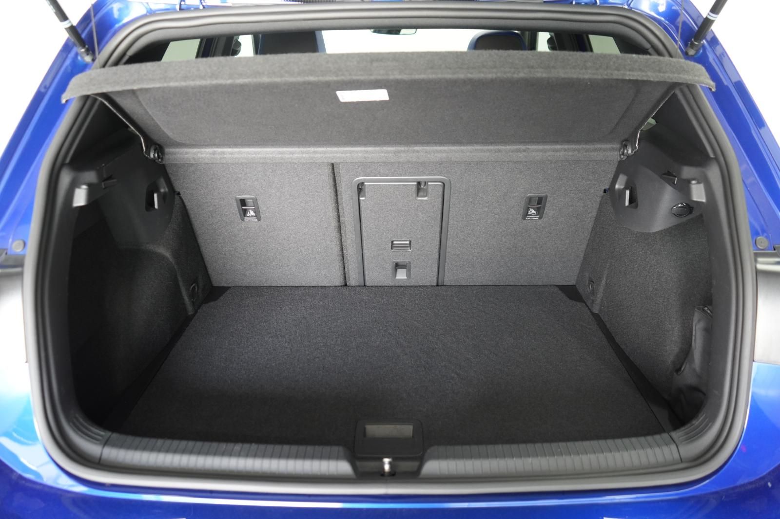 Volkswagen Golf 2023 г. Синий, пробег 44000 км