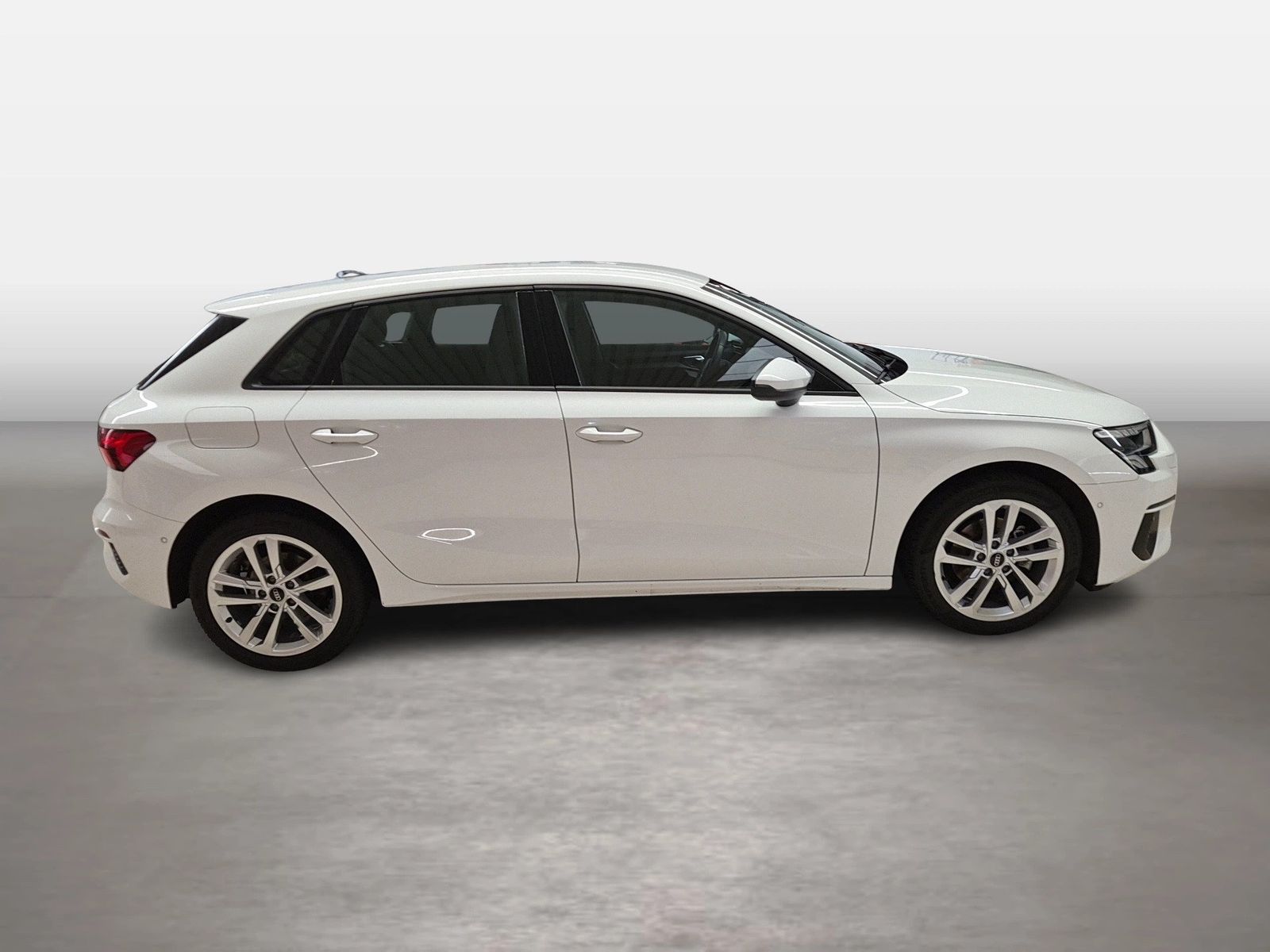 Audi A3 2023 г. Белый, пробег 25583 км