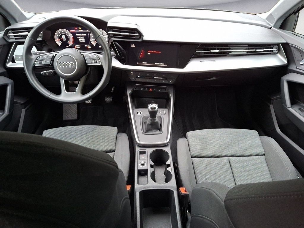 Audi A3 2023 г. Серебристый, пробег 25674 км